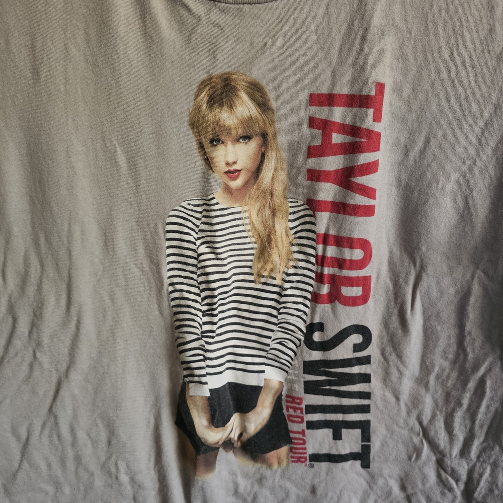 Taylor Swift Red Tour T-shirt - Picture 2 of 4